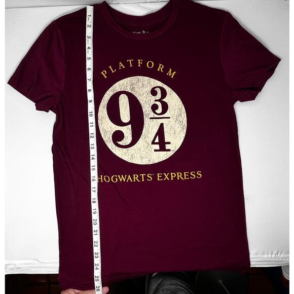 Harry Potter Platform 9 3/4 Hogwarts Express Women's Tshirt size S Pre-Owned - Picture 3 of 9